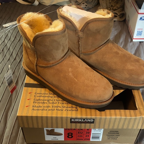 Kirkland Signature Tan Shearling Boots size 8 new in box - Picture 1 of 8